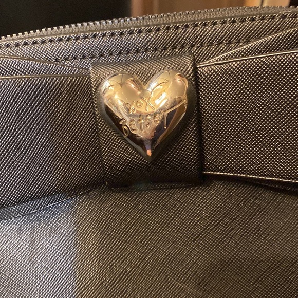 Betsy Johnson black cross body purse - Picture 2 of 11